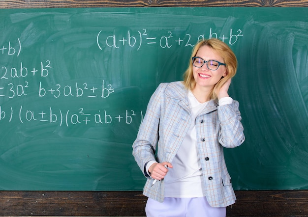 Scuola Istruzione a casa donna felice insegnante a scuola lezione alla lavagna Studio e istruzione Scuola moderna Giornata della conoscenza Ritorno a scuola Giornata degli insegnanti donna in classe Studente fiducioso