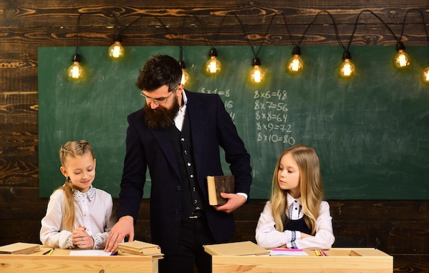 Scuola per ragazze concetto di scuola per ragazze alunni a scuola per ragazze ragazze a scuola lezione straordinaria storia