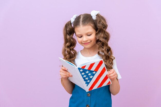 Scuola privata negli Stati Uniti, ottenendo un certificato all'estero, una studentessa sta studiando un libro di testo in inglese.