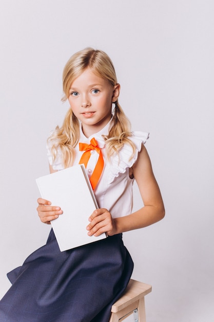 Scuola ragazza adolescente in uniforme scolastica