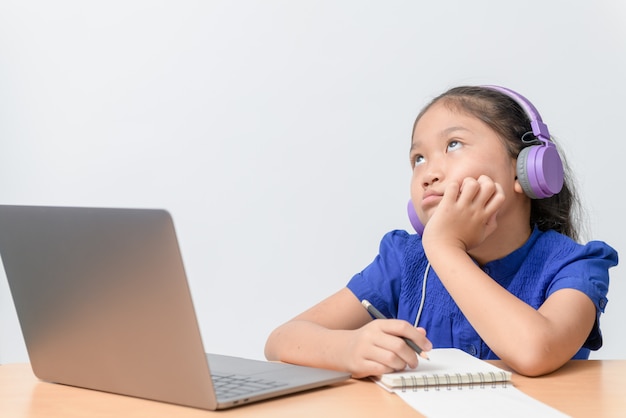 Scuola ragazza che guarda lezioni di educazione online annoiate e depresse a casa.