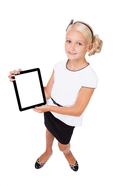 Scuola ragazza con un tablet in mano guardando la telecamera