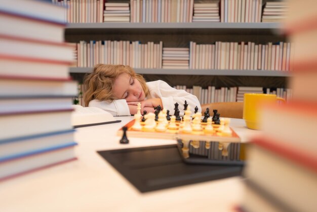 Scuola stanca e noiosa Sviluppo precoce Il concetto di apprendimento e crescita dei bambini Successo e vincita degli scacchi