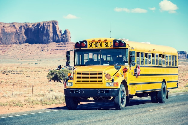 Scuolabus che viaggia vicino alla Monument Valley