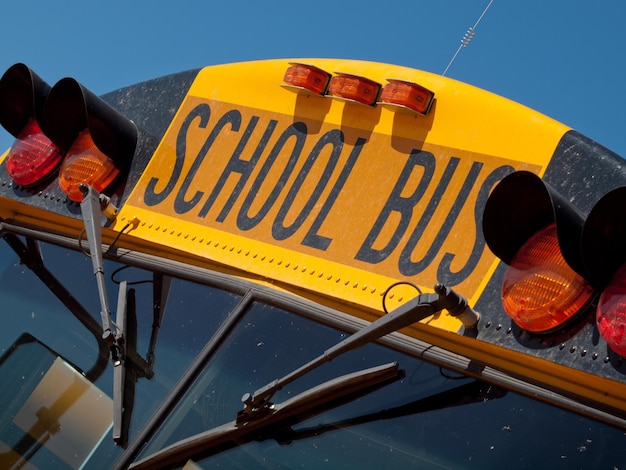 Scuolabus parcheggiati vicino al liceo.