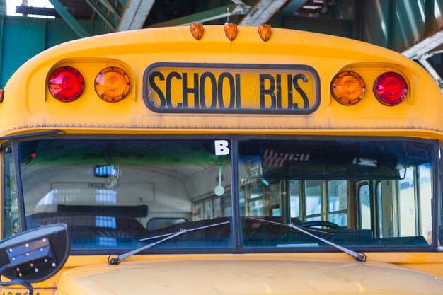 Scuolabus pubblico sulla strada