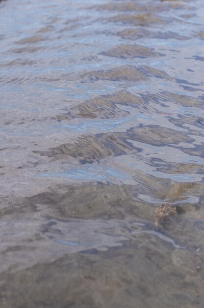 Scuro con luci che riflettono l'acqua del mare. Sfondo vuoto