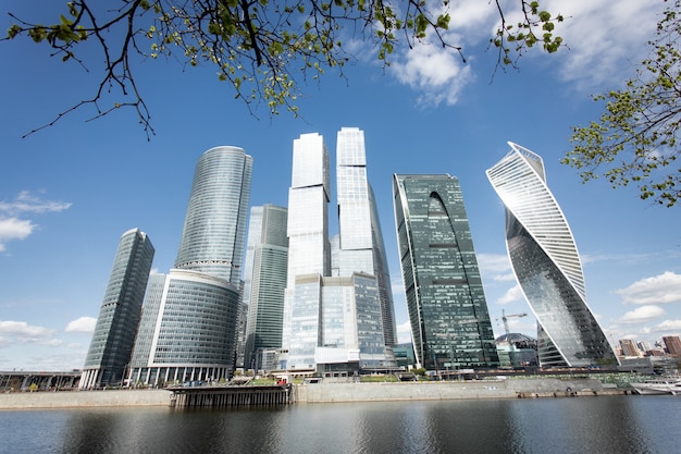 Scyscrapers della città di Mosca in Russia sotto il cielo blu