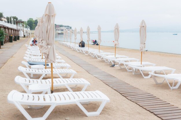 Sdraio e ombrelloni in spiaggia