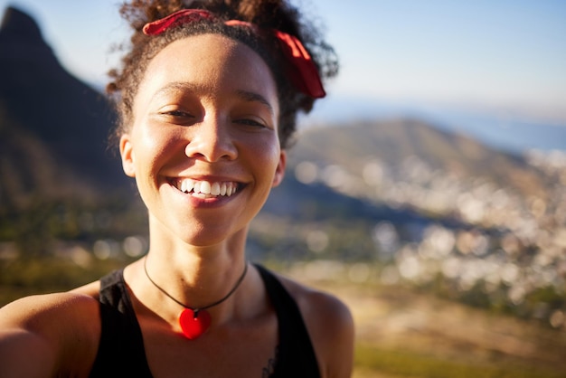 Se sei come me, ami una bella avventura Scatto di una bellissima giovane donna che fa un'escursione in montagna