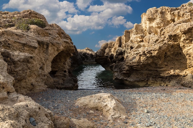 Sea bay rocce nell'acqua di mare contro il cielo blu nuvoloso Costa mediterranea Cipro