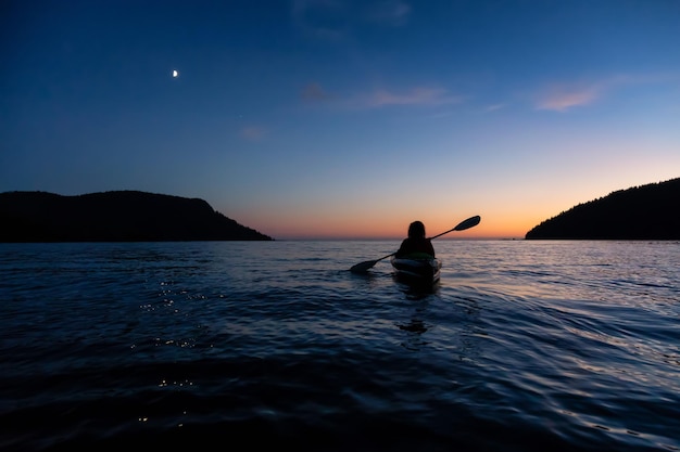 Sea Kayak nell'Oceano Pacifico durante il crepuscolo dopo il tramonto estivo