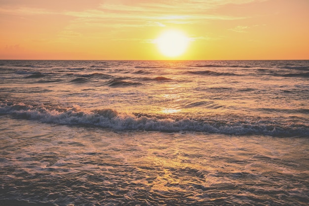 Seascape al mattino presto Alba sul mare con un bel cielo