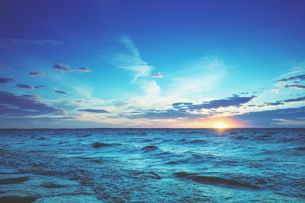 Seascape al mattino presto Alba sul mare Paesaggio naturale