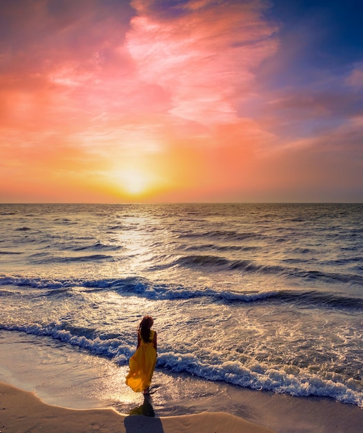 Seascape all'alba con bel cielo Donna sulla spiaggia