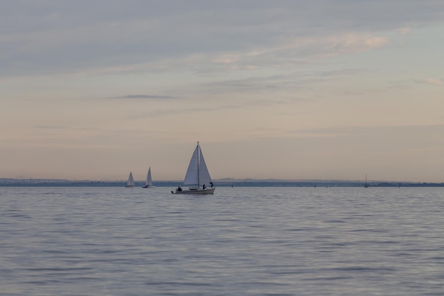 Seascape con barche a vela in lontananza