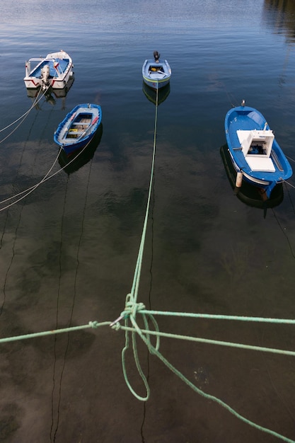 Seascape di diverse barche ormeggiate in un porto nel nord della Spagna