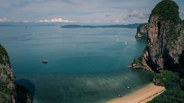 Seascape e Mountain View a Railay Bay nella stagione delle piogge provincia di Krabi Thailandia