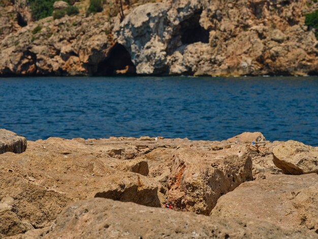 Seascape e rocce in una soleggiata giornata estiva