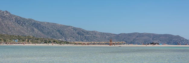 Seascape La spiaggia sul lungomare in una zona montuosaxA