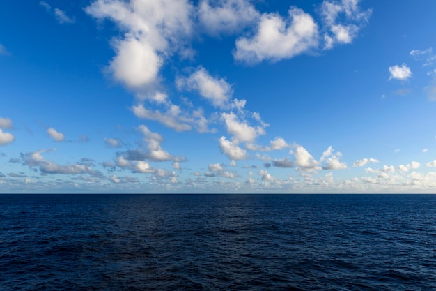 Seascape mare blu Tramonto in mare Tempo calmo Vista dalla nave da carico Lavoro in mare Spedizione commerciale