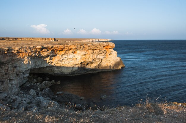 Seascape, splendide viste sulle scogliere rocciose sul mare, Tarhankut, Crimea