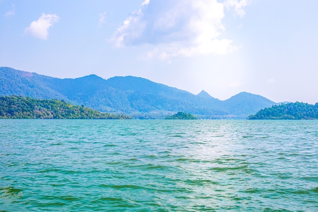 Seascape sulle isole asiatiche, verdi colline sulla costa