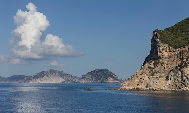 Seascape Vista panoramica sulle montagne del mare e non su una normale nuvola in una soleggiata giornata estiva