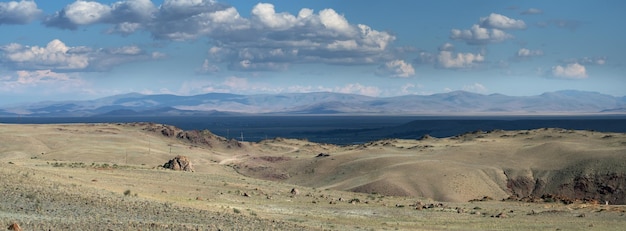Secchi paesaggi mongoli del sud dell'Altai panoramico