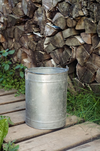 Secchio di ferro con acqua in campagna in estate