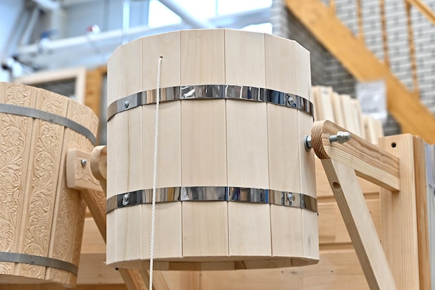 Secchio di legno sul sedile all'interno del termometro dell'orologio della sauna finlandese