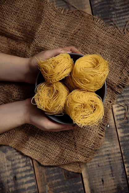 Secchio di pasta per la cottura della pasta su sfondo nero