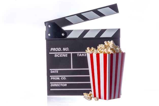 secchio di popcorn con film clapperboard isolato su sfondo bianco Guardare film serie TV premiere di un nuovo concetto di film Invito al cinema online cinema visualizzare elemento televisivo