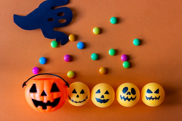 Secchio di zucca di Halloween con caramelle