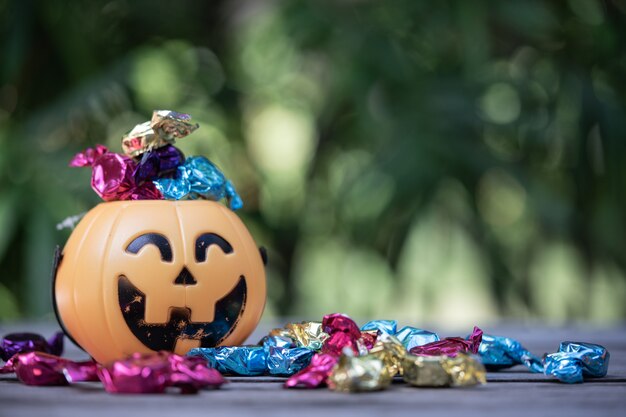 Secchio jack-o-lantern Halloween con fuoriuscita di caramelle