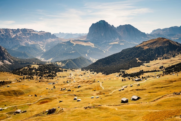 Seceda Maestoso paesaggio della natura autunnale rossa alpina Seceda Meraviglioso scenario naturale escursionistico nelle Dolomiti Chalet di legno nelle Dolomiti Gruppo delle Odle Val Gardena Maestoso picco Furchetta