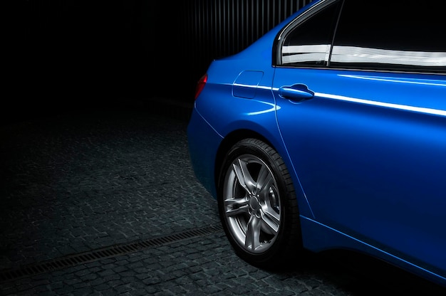 Sedan monster bertenaga dengan warna biru, dengan serat karbon, lampu depan.