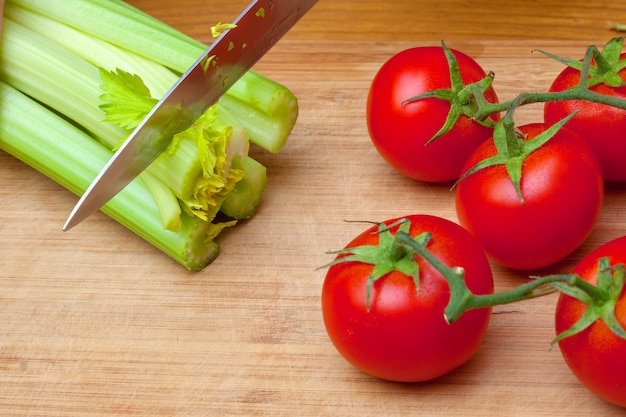 Sedano e pomodori su un tagliere