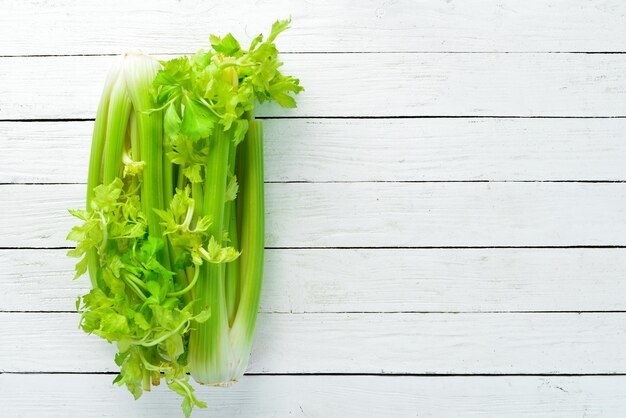 Sedano verde fresco. Cibo salutare. Vista dall'alto. Spazio libero per il tuo testo.