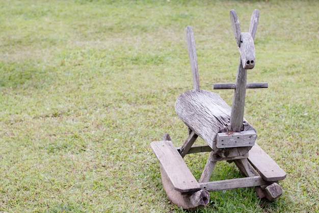 Sedia a dondolo animale per bambini nel parco