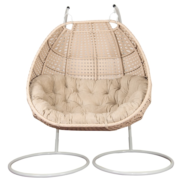 Sedia a dondolo in vimini rattan con cuscino. Arredamento confortevole per giardino o zona lounge.