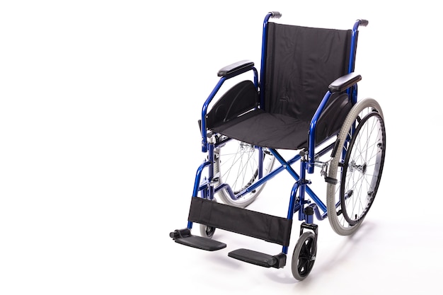 Sedia a rotelle per disabili su uno sfondo bianco