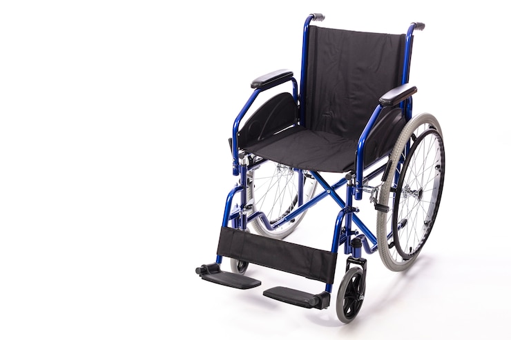 Foto sedia a rotelle per disabili su uno sfondo bianco