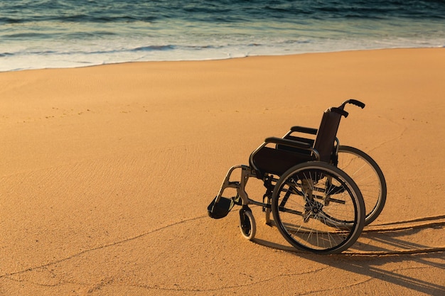 Sedia a rotelle sulla spiaggia