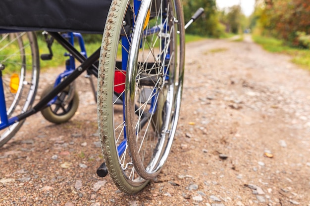 Sedia a rotelle vuota in piedi sulla strada in attesa di servizi per i pazienti Sedia a rotelle per persone con di...