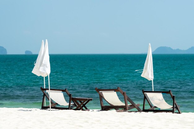 Sedia a sdraio con il concetto di viaggio del mare blu