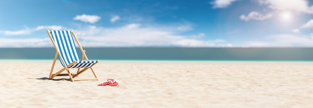 Sedia a sdraio con infradito sabbia vuota. Spiaggia con cielo blu in estate come vacanza, copia spazio per il testo individuale
