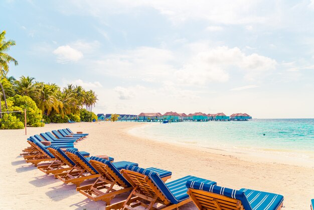 sedia a sdraio con isola tropicale delle Maldive spiaggia e mare