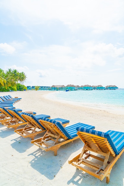 sedia a sdraio con isola tropicale delle Maldive spiaggia e mare