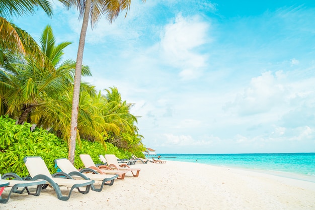 sedia a sdraio con isola tropicale tropicale e mare dell'hotel delle Maldive